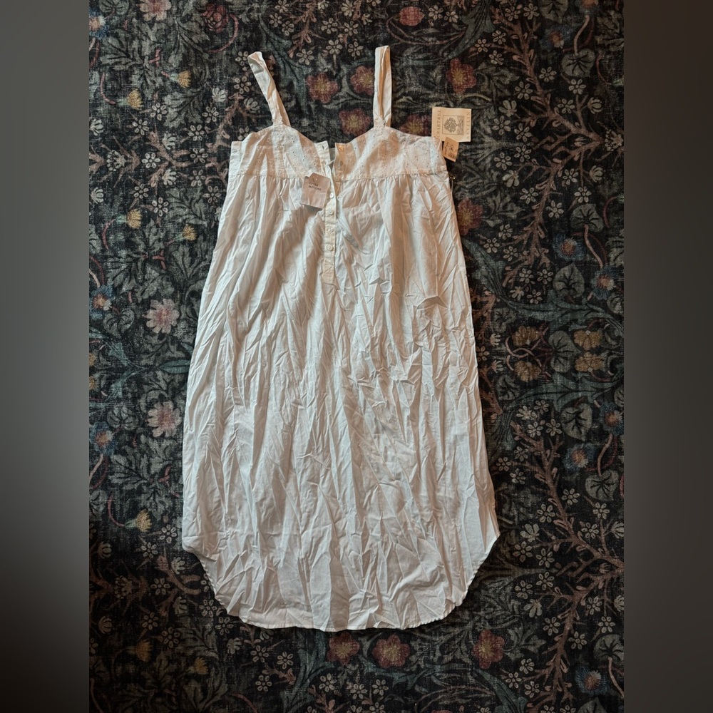 Crabtree & Evelyn white slip / nightgown